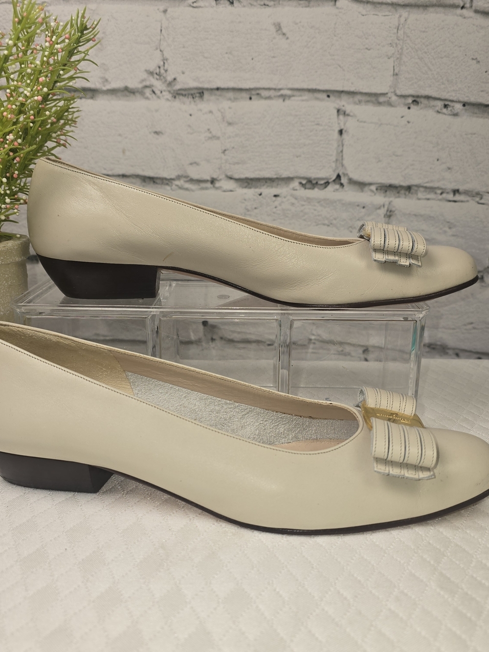 SALVATORE FERRAGAMO LEATHER BLOCK HEEL PUMP VINTAGE-STYLE CREAM BOW DETAIL 7.5